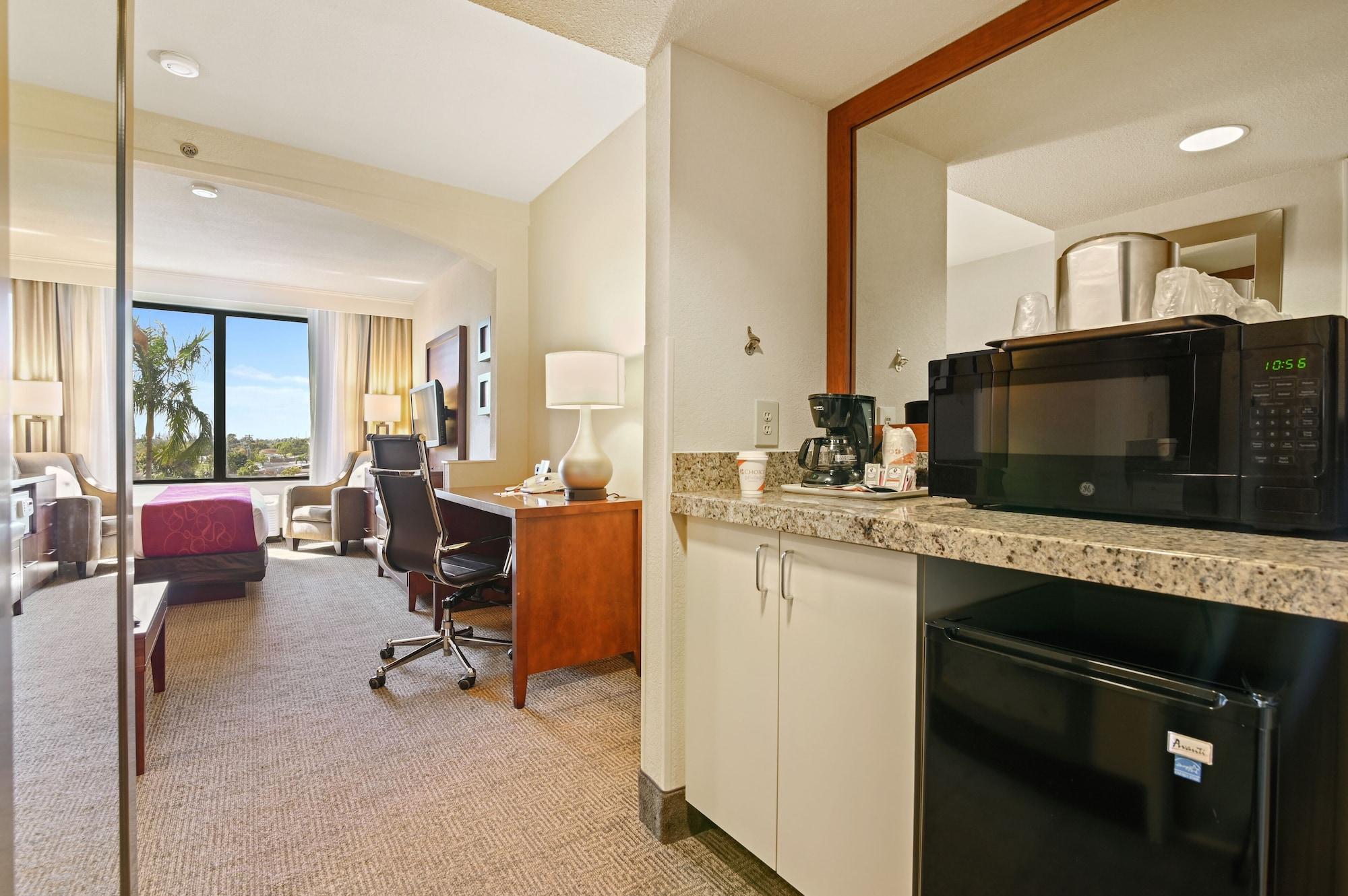 Comfort Suites Miami - Kendall Exterior photo